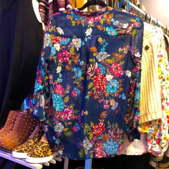 Adorable NWOT sheer floral blouse - Picture 4 of 7